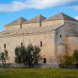 Con le sue rare tre cupole in asse rappresenta uno splendido quanto peculiare esempio di architettura romanica pugliese...